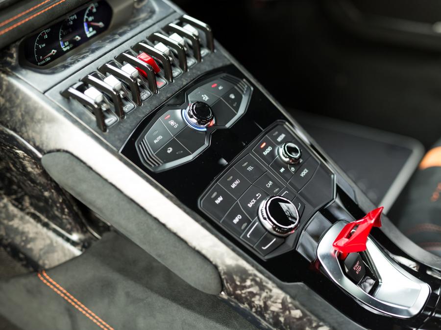 Детали интерьера Lamborghini Huracan Performante (LB724) 2017 года  (UK) (фото 20 из 24)